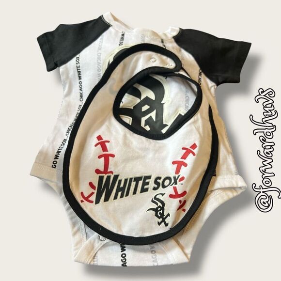 Chicago White Sox Infant Bodysuit and Reversible Bib Set (3-6 Months) - Picture 8 of 9